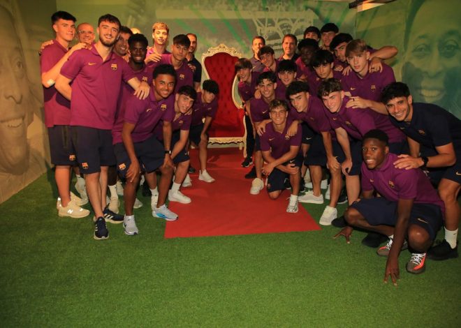 Time Sub-20 do Barcelona visita exposição em homenagem a Pelé no Maracanã