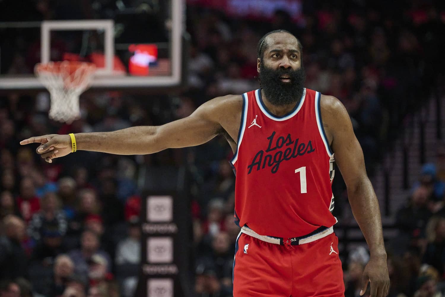 James Harden e Lebron James juntos no mesmo grupo da NBA