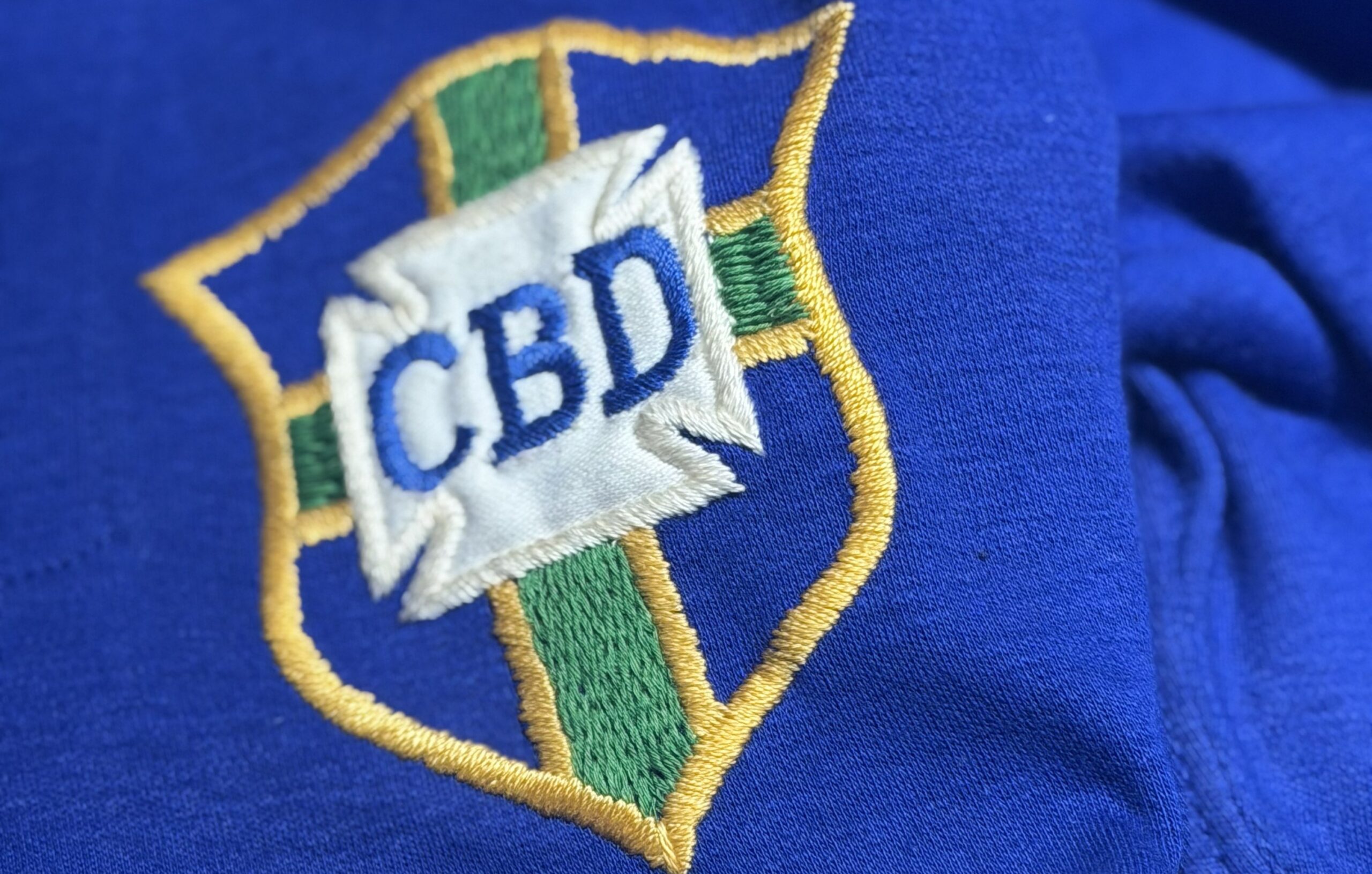Pátio Higienópolis reúne camisas originais de lendas da Seleção Brasileira e do futebol mundial na exposição inédita “Mantos Campeões”